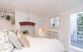 Central Apartment - With Patio And Sofa Bed!