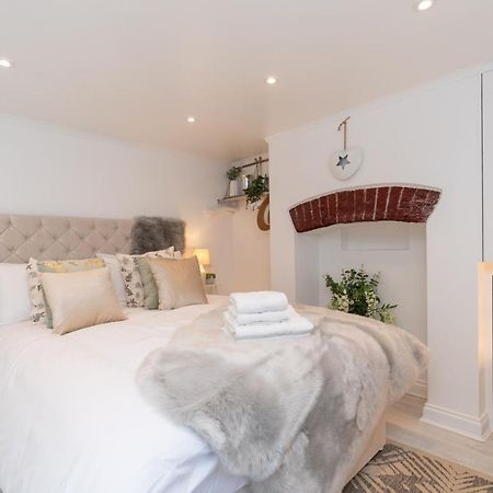 Central Apartment - With Patio And Sofa Bed! Cheltenham Exterior photo