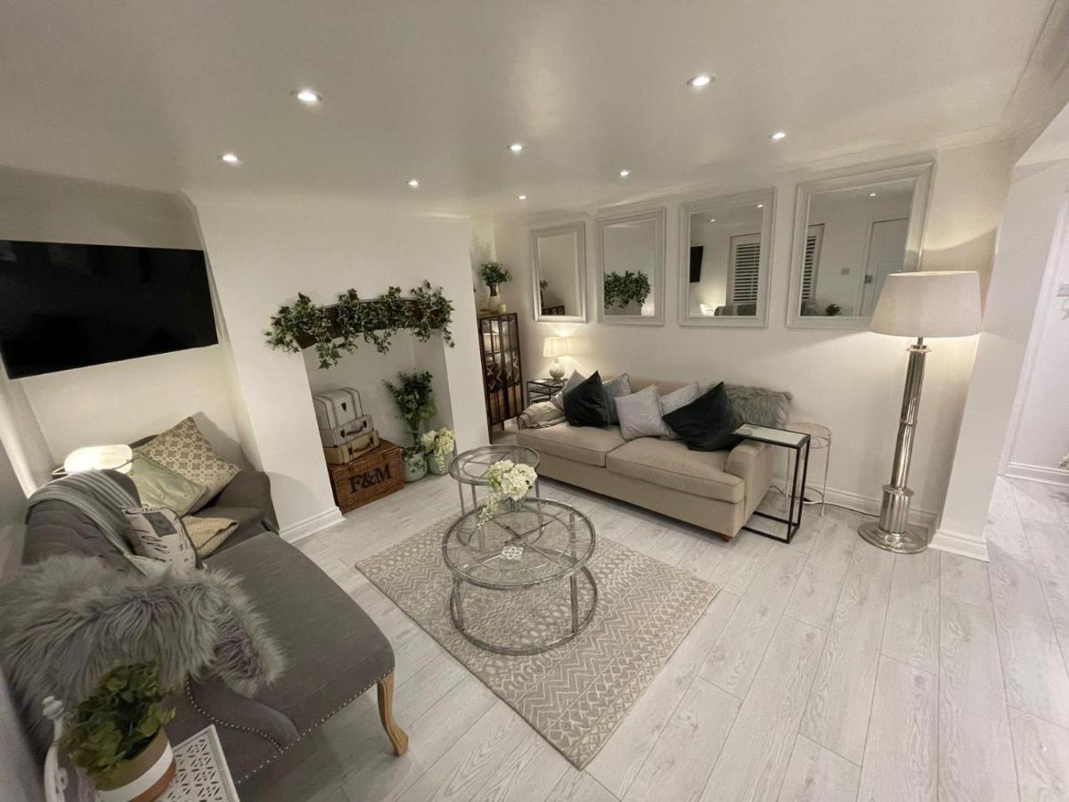 Central Apartment - With Patio And Sofa Bed! Cheltenham Exterior photo